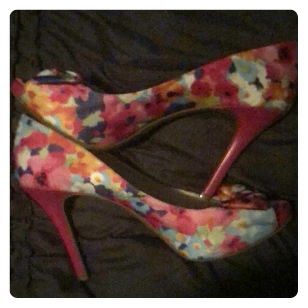 Women’s flowery open toe pump